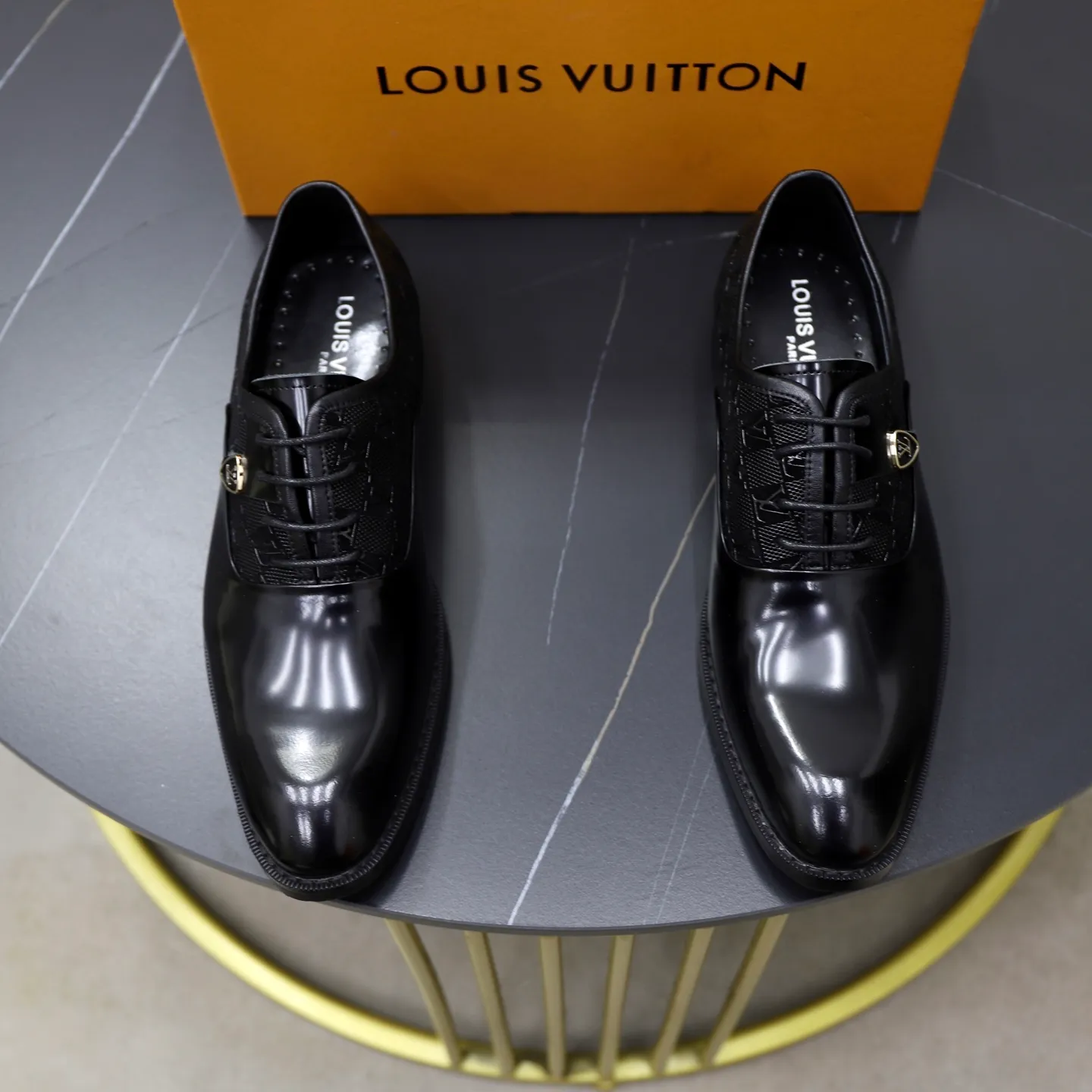 Ex-factory price: 500💰🙅‍♂️🙅‍♂️🙅‍♂️ Brand: LV Louis Vuitton Standard code: Men's size 38-44 (45 can be customized) Grade: Same style as the official website Original order quality Material: Original cowhide surface Comfortable cowhide lining Original outsole Style category: Men's fashionable casual leather shoes Distinguished big-name luxury elements Top luxury Color: actual picture color